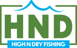 Logo comportant les lettres vertes « HND » surmontées d'une vague bleue stylisée. En dessous, un rectangle bleu contient le texte blanc « HIGH N DRY FISHING ». Les lettres sont entourées d'un fin rectangle vert.