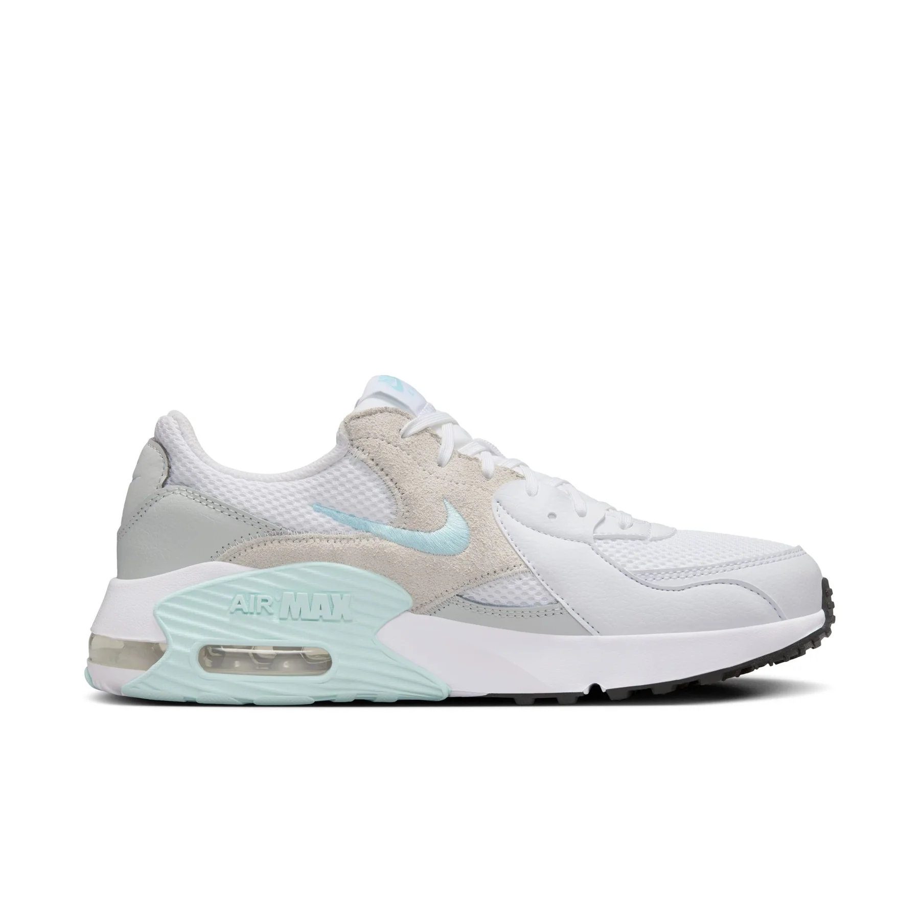 Chaussure Nike Air Max blanche avec des accents bleu clair, une semelle Air Max visible et un revêtement en daim clair. La semelle extérieure est noire et le swoosh de Nike est bleu.