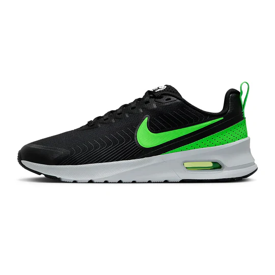 Une basket athlétique noire avec un swoosh Nike vert vif, des accents verts au niveau du talon, une semelle intermédiaire blanche et un coussin d'air vert visible au niveau du talon.