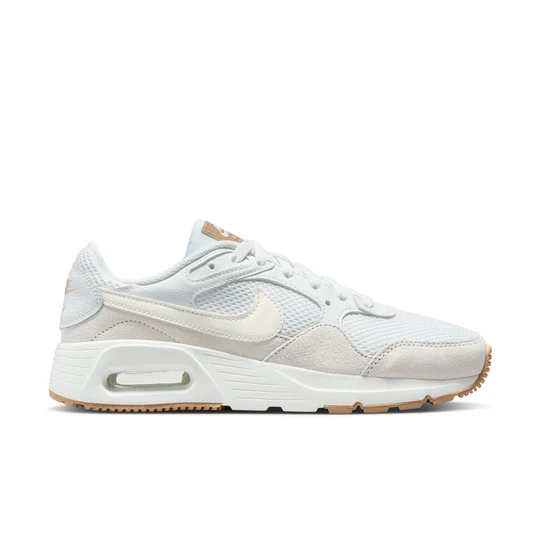 Une sneaker Nike Air Max blanche avec une semelle beige et un logo swoosh, avec des panneaux en mesh et en daim, un coussin d'air visible au talon et des accents de gomme sur la semelle extérieure, présentée dans un profil latéral sur fond blanc.