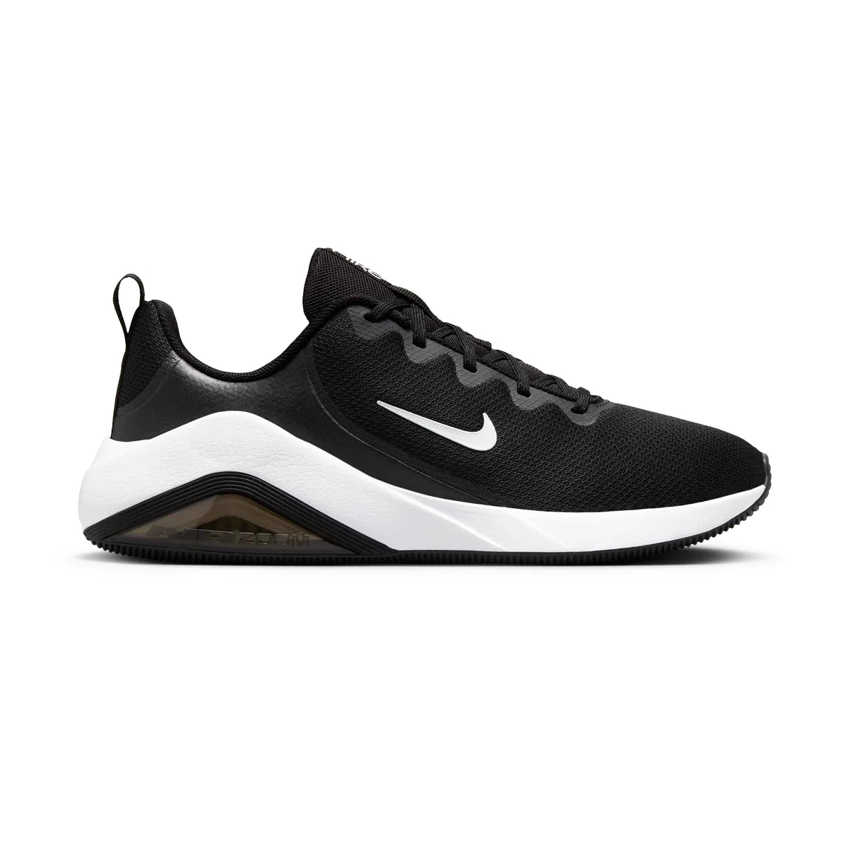 Une basket de sport Nike noire avec une semelle blanche, le logo Nike swoosh blanc, des lacets noirs et une languette au talon, sur un fond blanc uni.