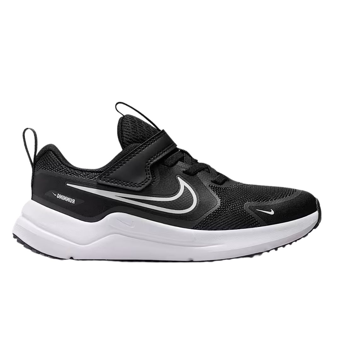 Baskets de sport noires aux accents blancs, ornées d'un logo Swoosh blanc bien visible sur le côté. Elles sont dotées d'une semelle en caoutchouc blanc, d'une bride auto-agrippante et de détails en mesh pour une meilleure respirabilité.