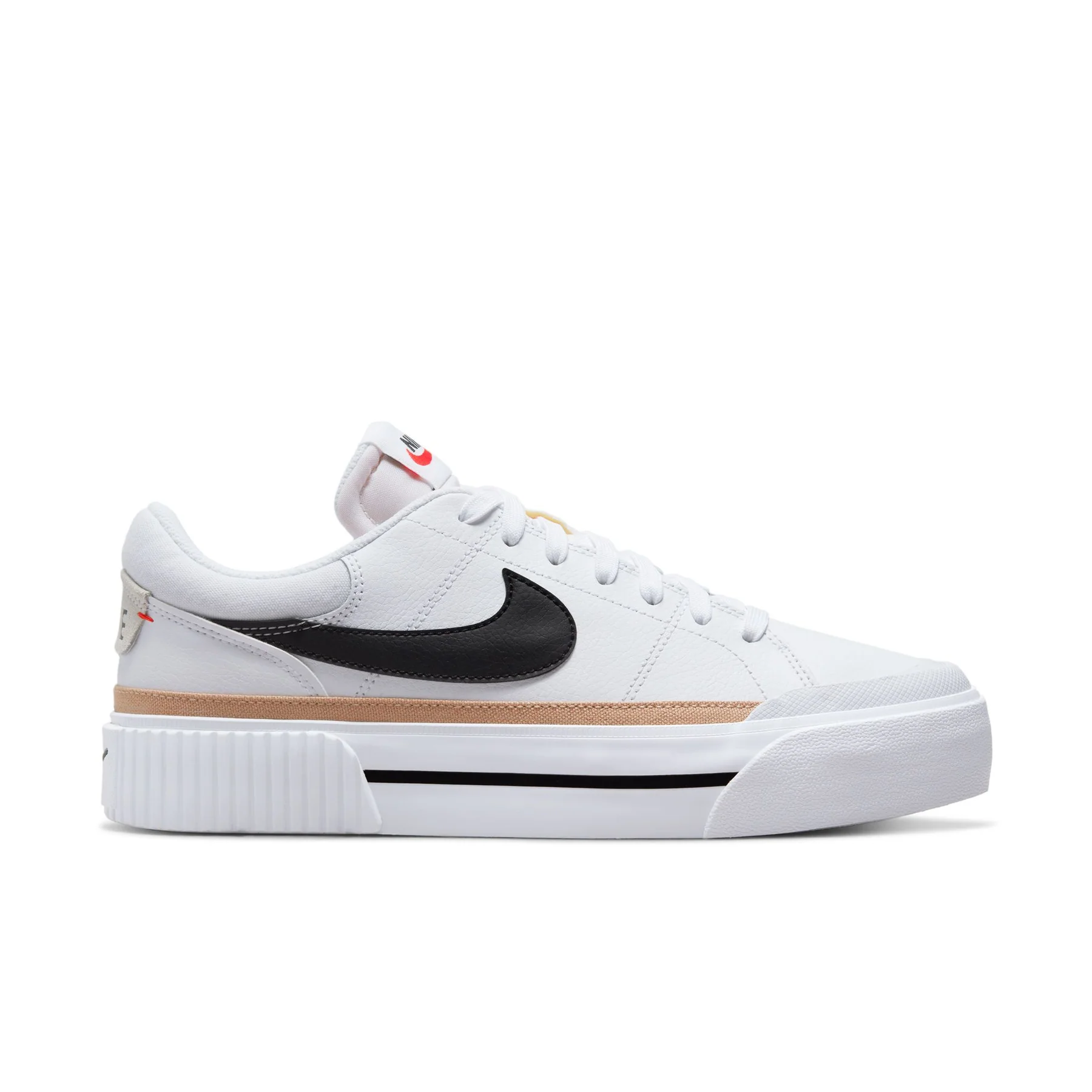 Chaussure de sport Nike blanche avec un logo swoosh noir, un accent beige au-dessus d'une semelle blanche nervurée et un logo Nike rouge sur la languette. La chaussure est présentée sur un fond blanc uni, vue de côté.