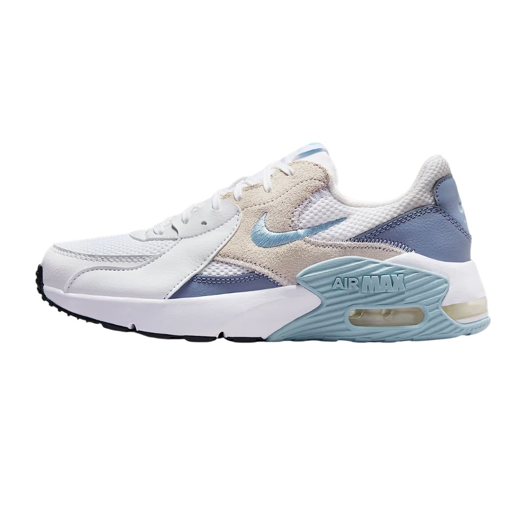 Une basket Nike Air Max blanche avec des accents bleu clair, beige et gris, montrant le profil latéral et le coussin d'air visible dans le talon.