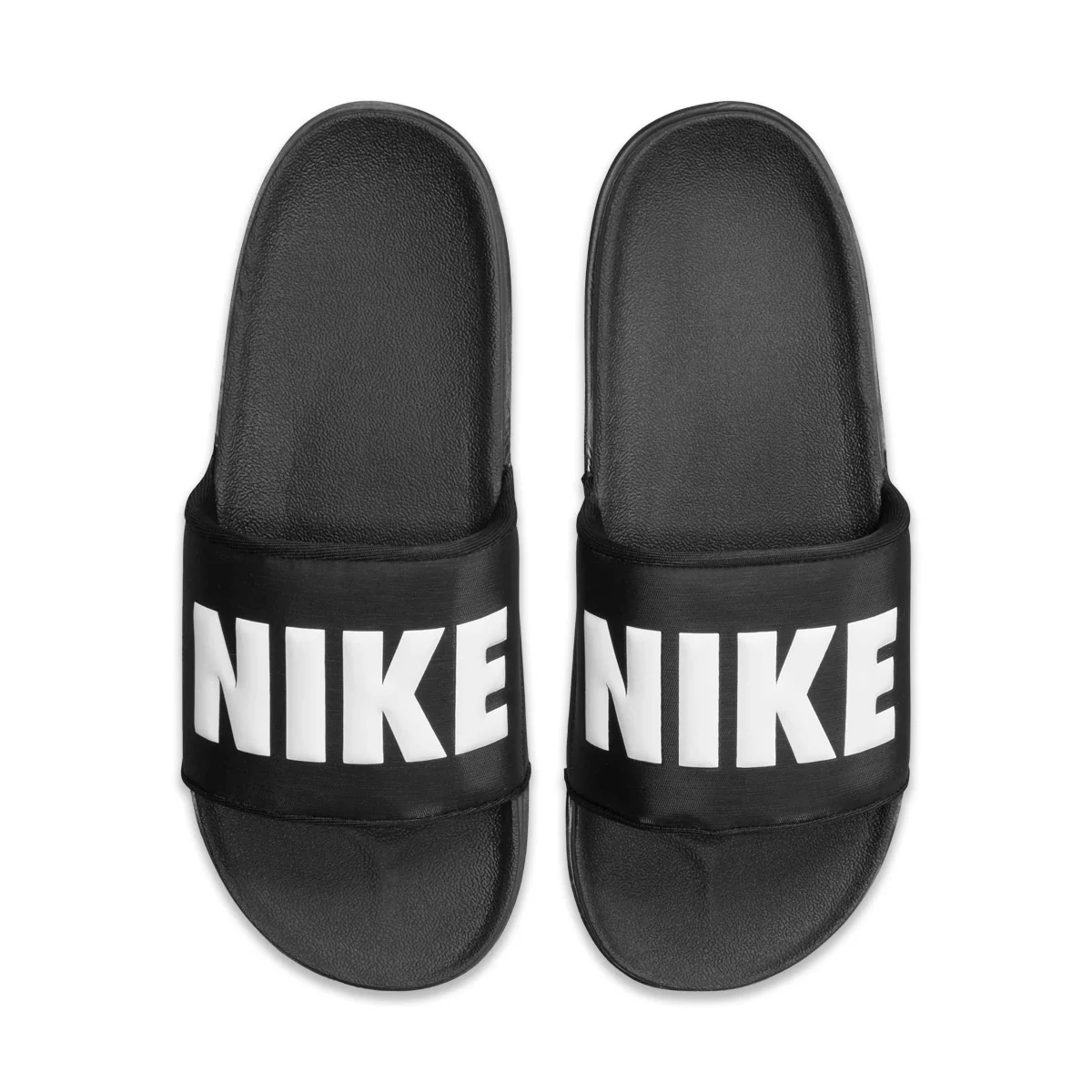 Une paire de sandales noires HOM NIKE OFFCOURT montrées du dessus, avec de larges lanières affichant "NIKE" en lettres blanches en gras sur les deux sandales.