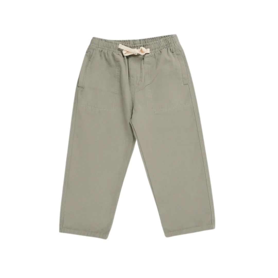 Le pantalon KIDS FATIGUE PANT, de couleur vert olive clair, est doté d'une taille élastiquée avec un cordon de serrage couleur crème et de poches latérales. Le pantalon est présenté à plat sur un fond blanc.