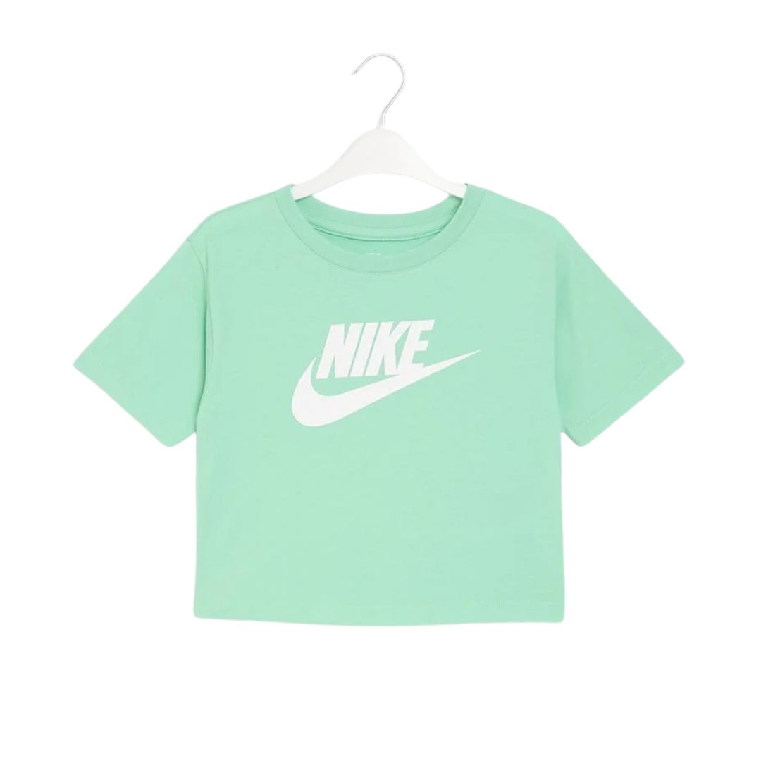Un t-shirt « HBR CLUB BOXY TEE » de Nike, de couleur vert menthe, à manches courtes et orné d'un logo Nike blanc avec le « Swoosh », présenté sur un cintre blanc devant un fond blanc.