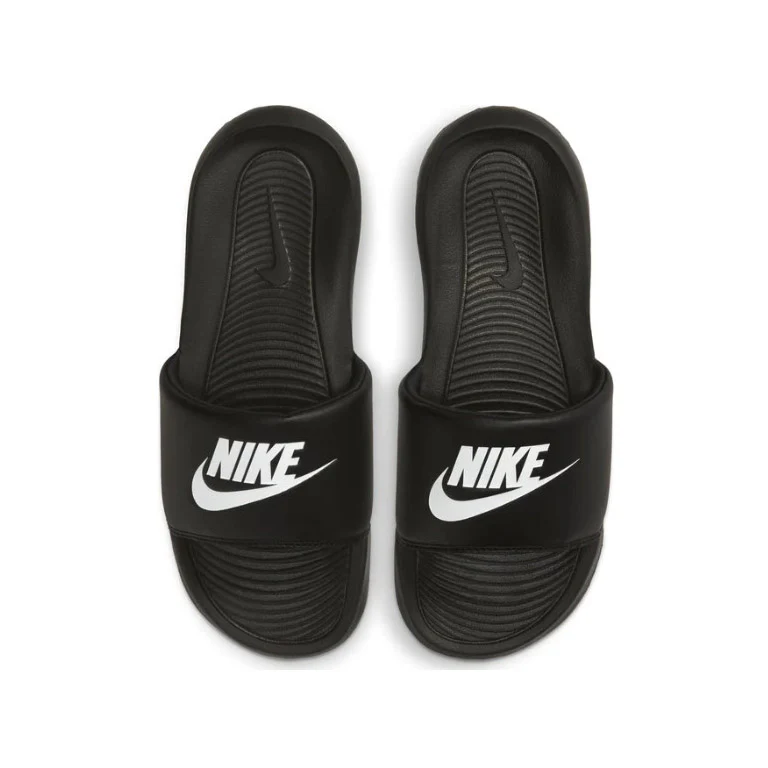 La NIKE SLIDE VICTORY ONE FEM présente un design noir vu d'en haut, avec des logos Nike blancs sur chaque bride, des semelles texturées et un style simple et sportif.