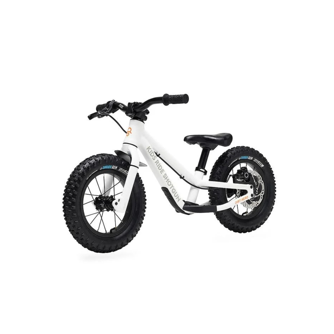 Le DIRT HERO 12" est un vélo d'équilibre blanc pour enfants avec un guidon noir et des pneus à crampons épais. Il est doté d'un cadre robuste et d'un siège réglable, présenté en vue de côté sur un fond blanc.