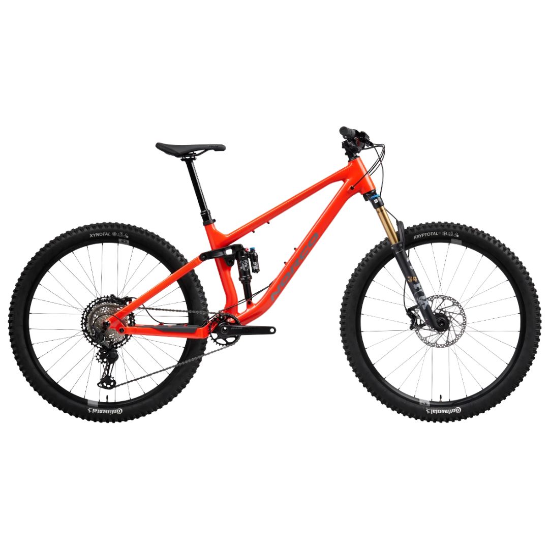 Un vélo de montagne à suspension totale avec un cadre orange vif, des roues et des pneus noirs. Le vélo est équipé de freins à disque, d'une tige de selle surbaissée et de suspensions avant et arrière.