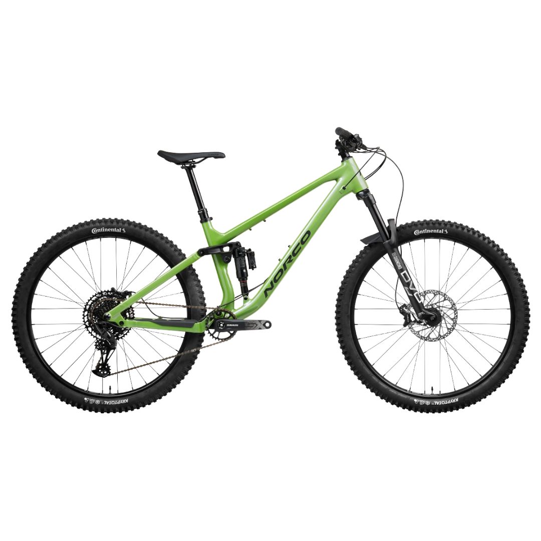 Un vélo de montagne Norco FLUID FS A2 vert avec suspension complète, guidon noir et pneus épais est présenté de côté sur un fond blanc.