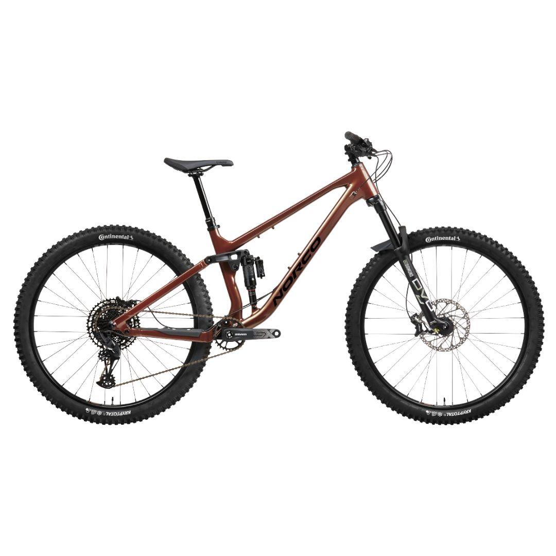 Vélo de montagne à suspension totale avec un cadre marron, de gros pneus noirs, des freins à disque et un amortisseur arrière, représenté de profil sur un fond blanc.
