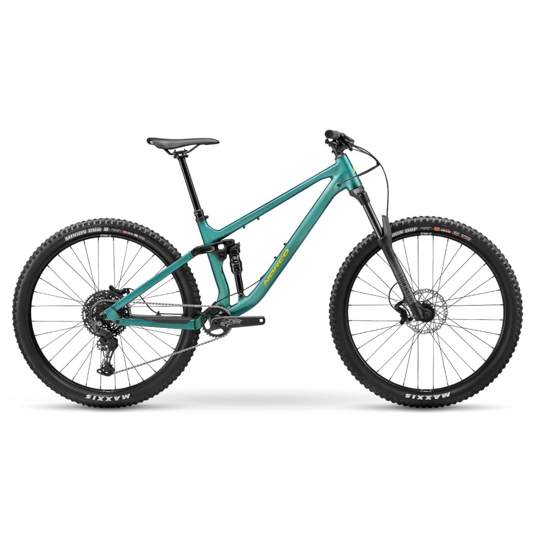 Le VÉLO DE MONTAGNE FLUID FS A3 POUR JUNIOR est un VTT à suspension totale de couleur sarcelle, équipé de pneus noirs Maxxis, de freins à disque, d'une tige de selle tombante et d'une géométrie moderne - parfait pour les aventures tout-terrain.