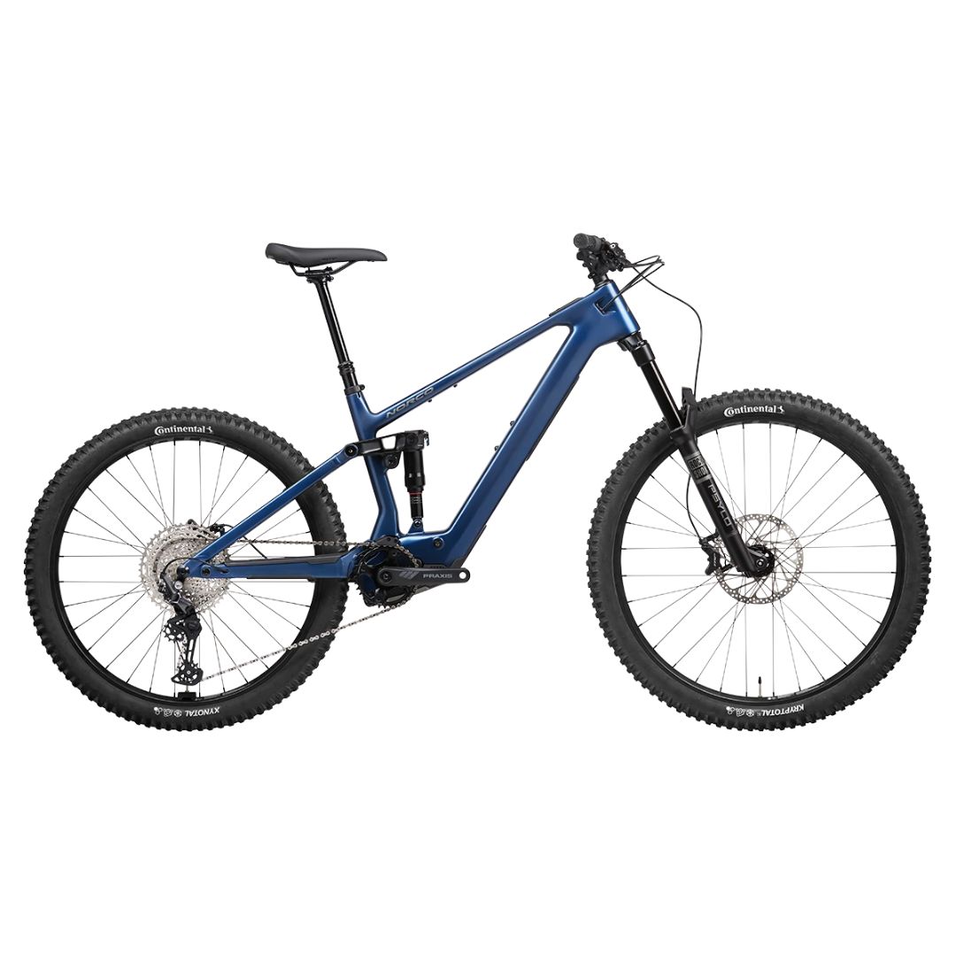 Un VTT électrique tout suspendu bleu avec des pneus épais, des freins à disque et un cadre robuste. Le vélo est présenté de profil sur fond blanc.