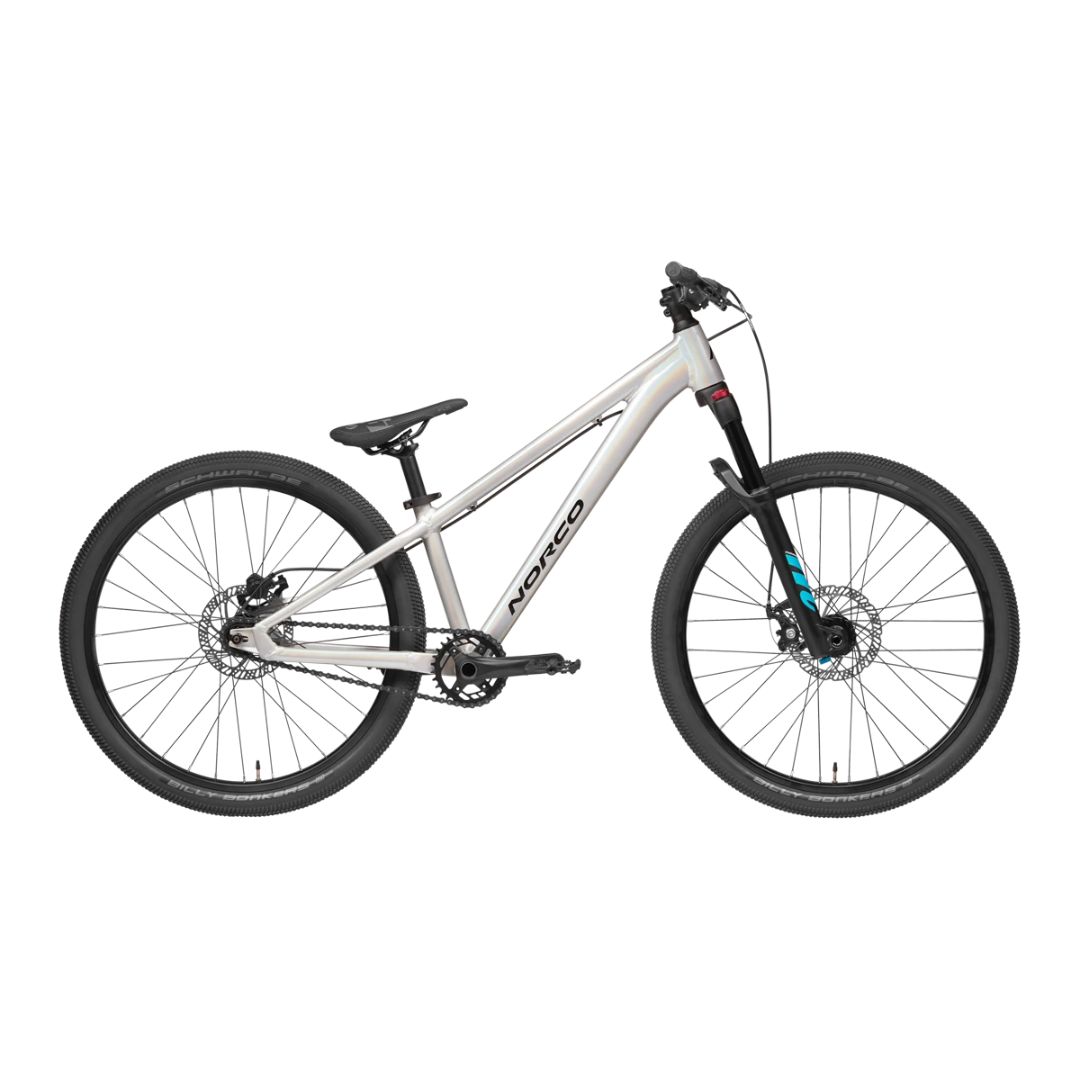 Un VÉLO NORCO RAMPAGE 4.1 24" POUR ENFANT (SMALL), de couleur argent, avec suspension avant, freins à disque, guidon plat et pneus à crampons, est représenté de profil sur fond blanc.