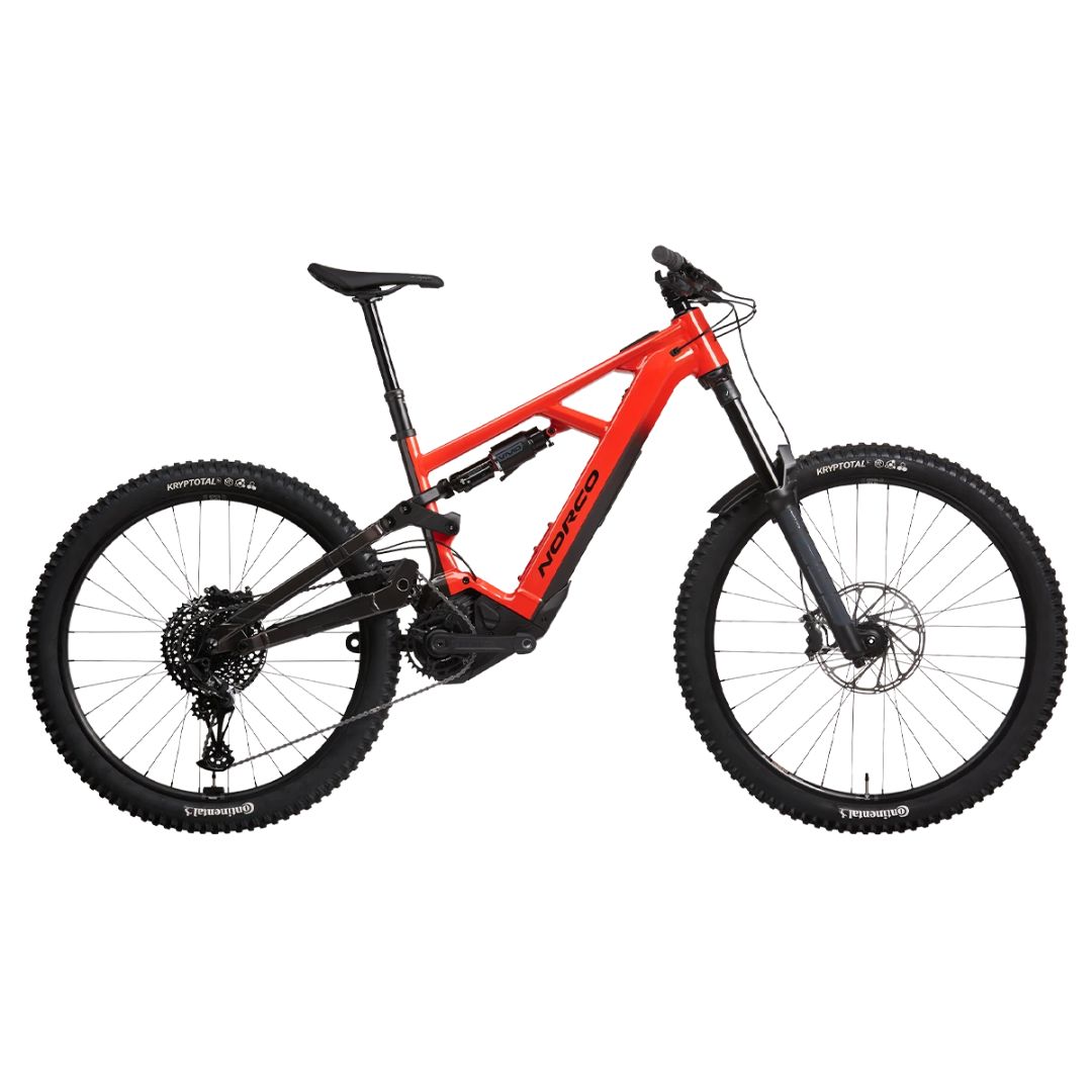 Un vélo de montagne tout suspendu rouge et noir avec des pneus épais, un tube supérieur incliné et des freins à disque, présenté de côté sur un fond blanc.