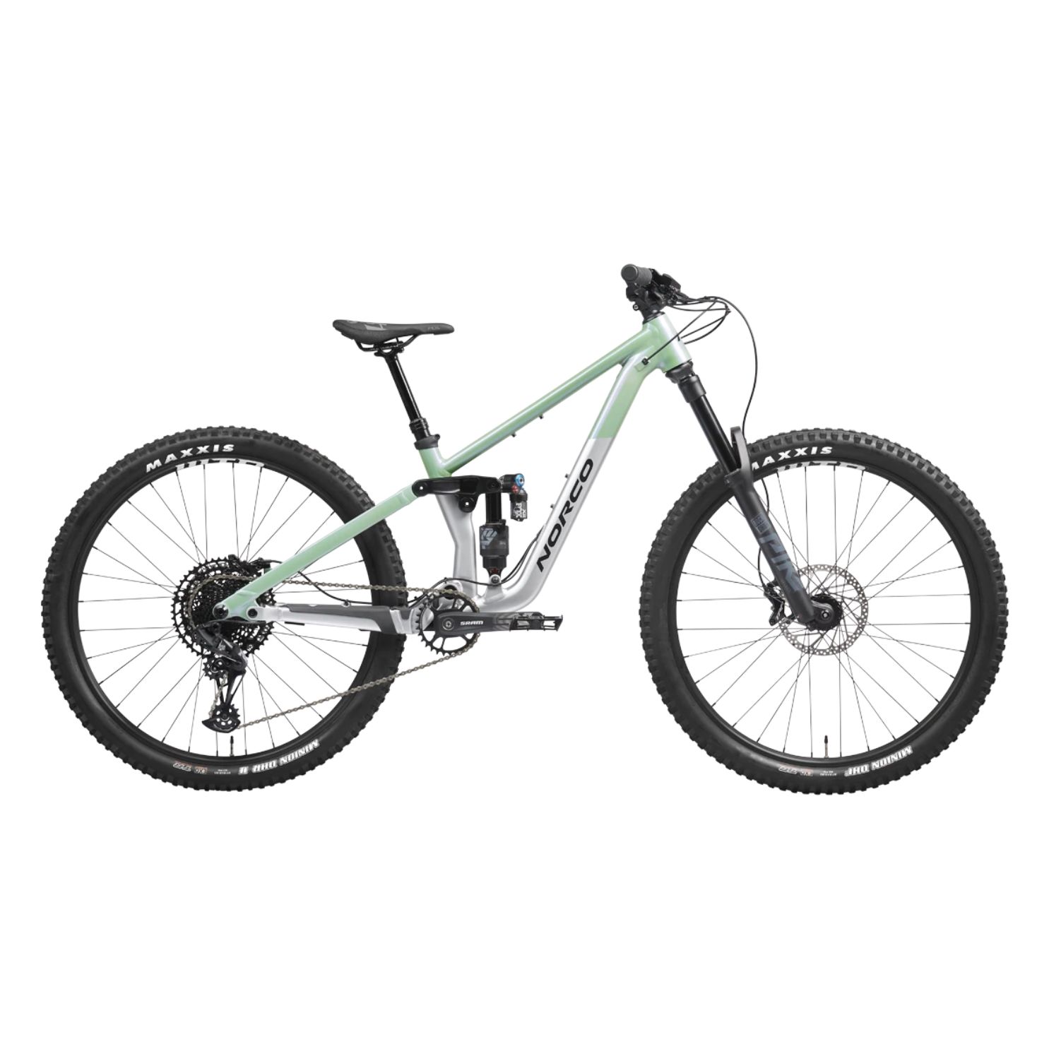Le SIGHT A YOUTH TP27 ARG/VERT est un VTT Norco vert clair avec des pneus Maxxis noirs, un cadre à suspension totale, des freins à disque et une selle noire, présenté de profil sur fond blanc.