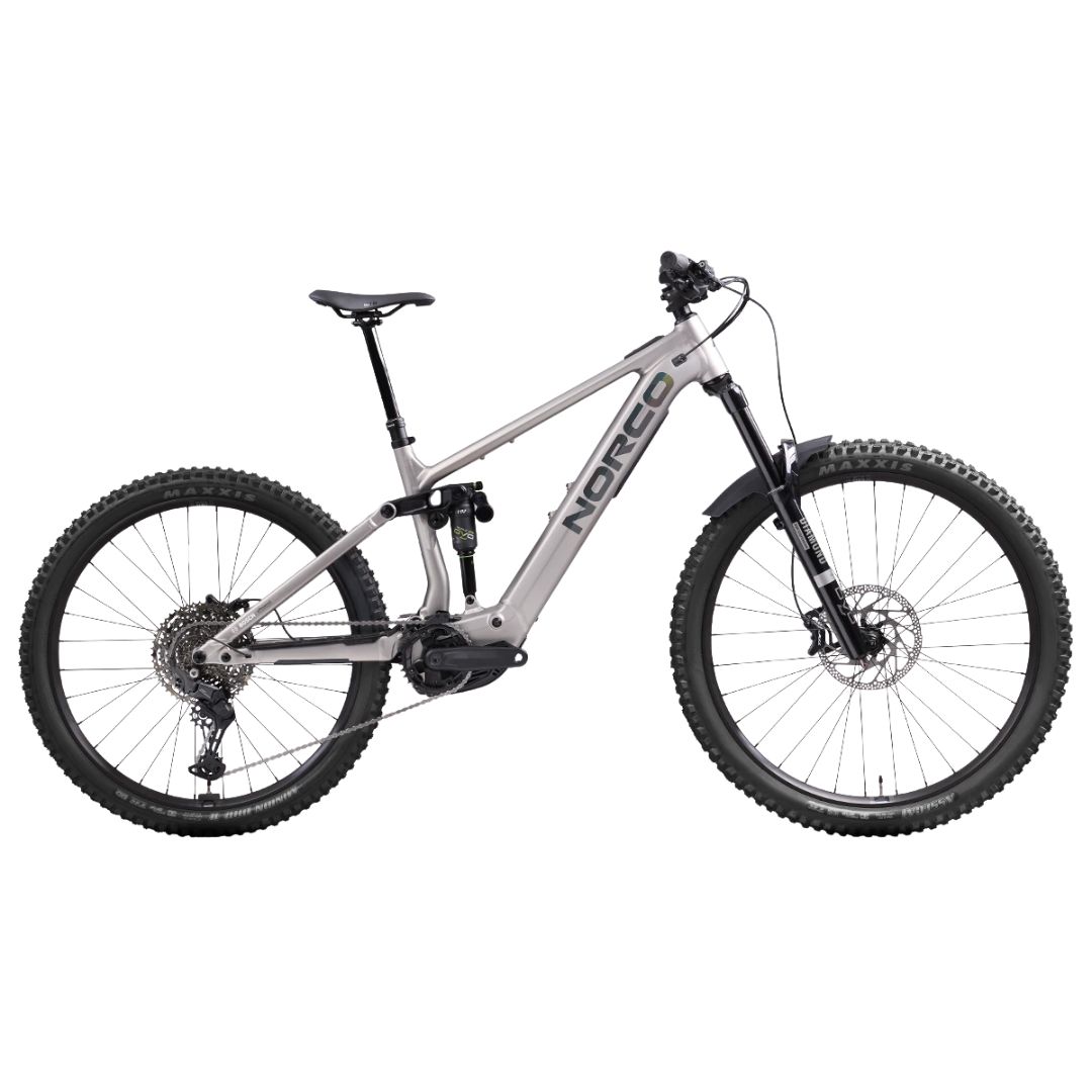Un VÉLO DE MONTAGNE ÉLECTRIQUE NORCO SIGHT VLT BOSCH A3 argenté, équipé de pneus larges, d'une fourche à suspension, de freins à disque et d'une batterie intégrée au cadre, est présenté sur un fond blanc.
