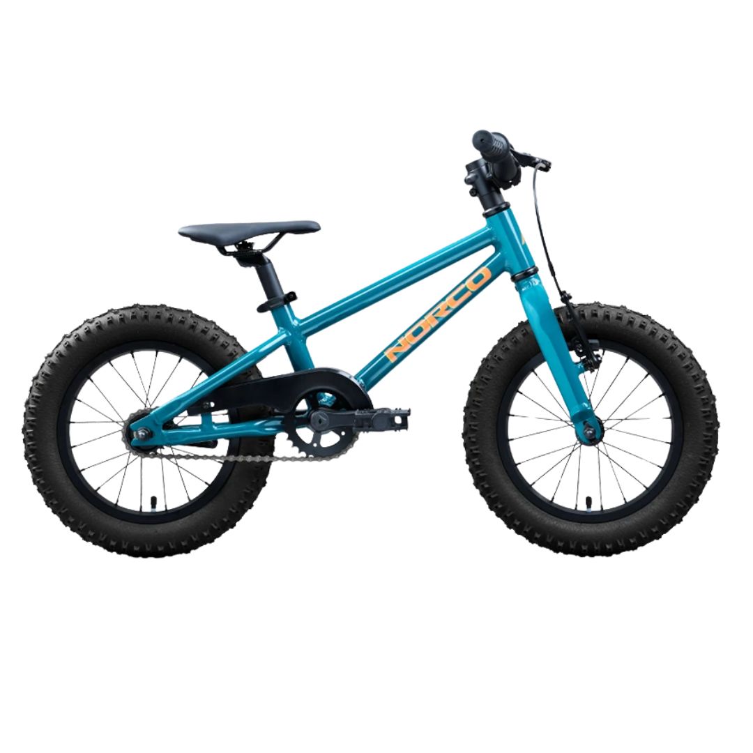 Vélo d'enfant Norco STORM 14 COASTER TEAL avec des pneus noirs épais, une selle noire et un guidon plat, montré de côté sur un fond blanc.