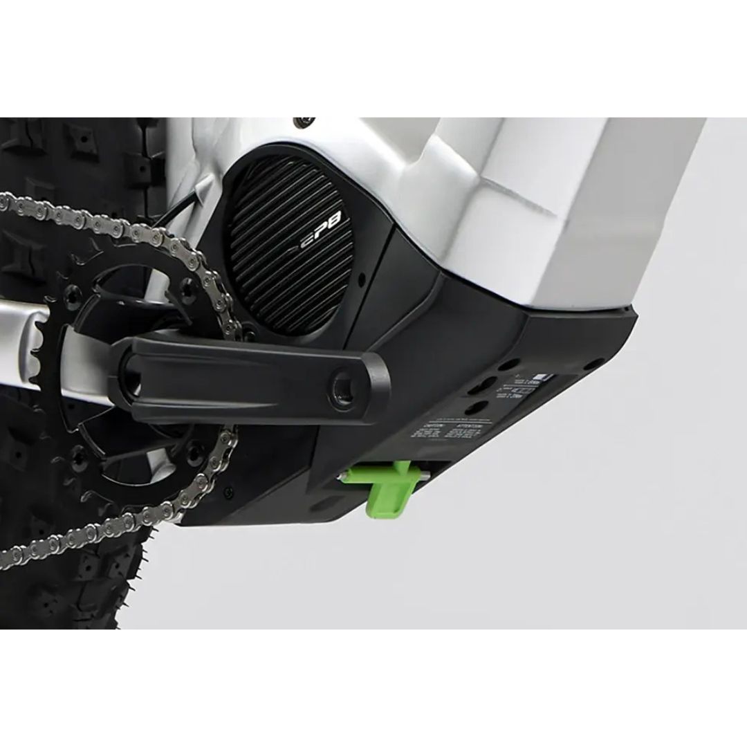 Gros plan sur le système d'entraînement d'un vélo électrique équipé d'un moteur Bosch. L'image montre une partie du plateau noir et du pneu robuste, mettant en valeur les composants techniques du vélo électrique sur un fond blanc.
