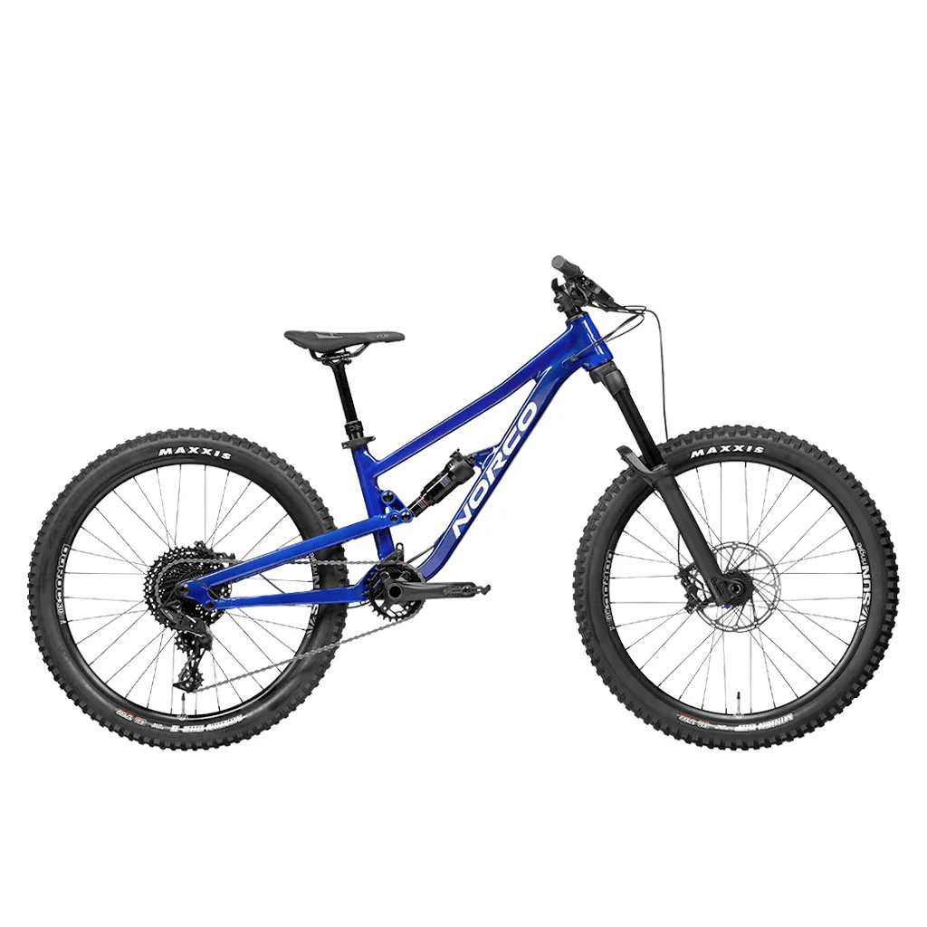 Le VTT FLUID FS 4.1 BLEU/CHROME est doté d'un cadre à suspension intégrale bleu, d'une selle noire et de gros pneus Maxxis à crampons, présentés de profil sur un fond blanc.