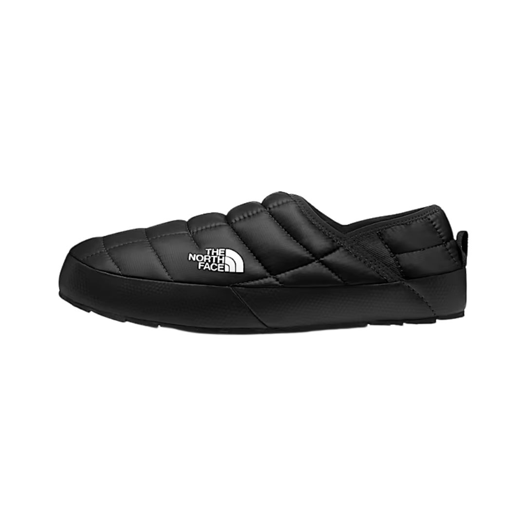 Chaussure matelassée noire à enfiler de The North Face avec le logo blanc de la marque sur le côté, conçue pour le confort et la chaleur, affichée sur un fond blanc uni.