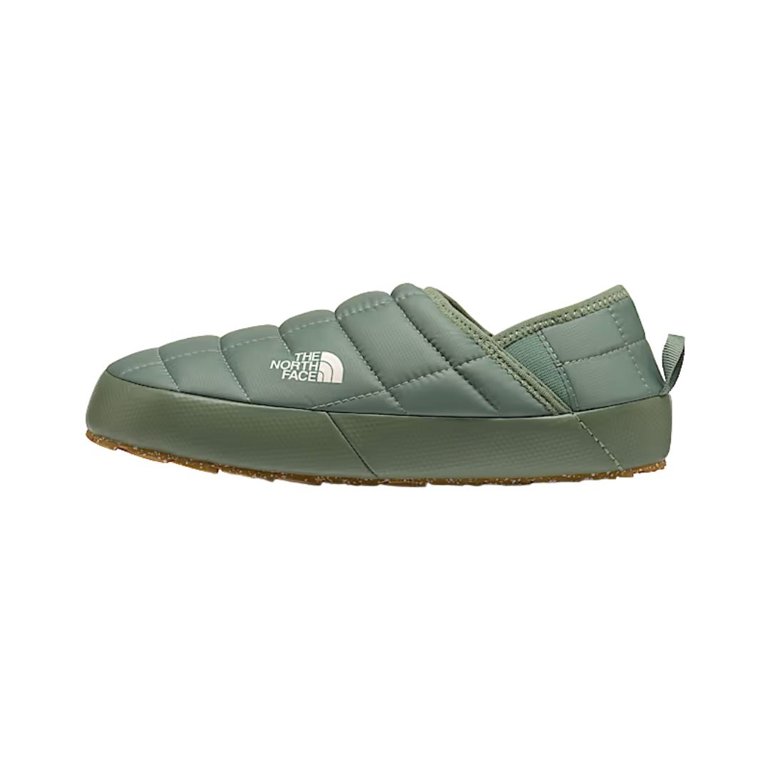 Une chaussure verte simple à enfiler, matelassée, de The North Face, avec une semelle épaisse et le logo blanc de la marque sur le côté.