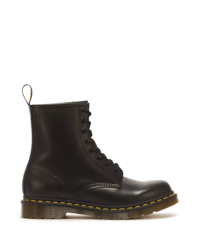 Bottes urbaines Dr. Martens Ambassador 1460 Pascal pour homme, en cuir noir à lacets, avec surpiqûres jaunes autour de la semelle, présentées de profil sur fond blanc.