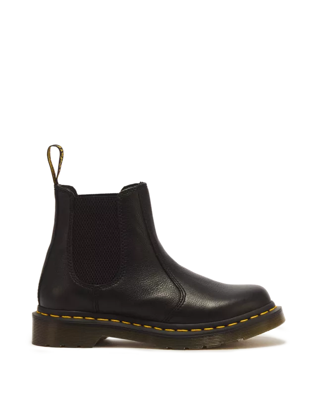 Le modèle VIRGINIA 2976 est une bottine Chelsea en cuir noir dotée de panneaux latéraux élastiques, d'une languette au talon, de surpiqûres jaunes emblématiques autour de la semelle et d'un talon bas en caoutchouc, présentée sur un fond blanc uni.