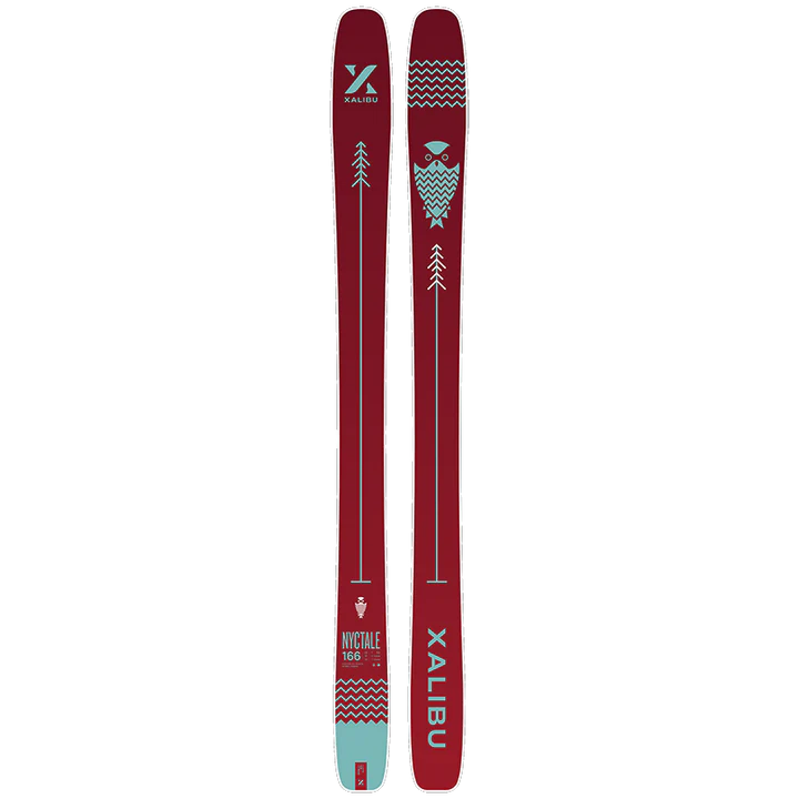 Une paire de skis NYCTALE 166 rouges avec des motifs d'arbres, de vagues et d'yeux blancs et bleu clair sont montrés côte à côte avec le nom du produit visible.