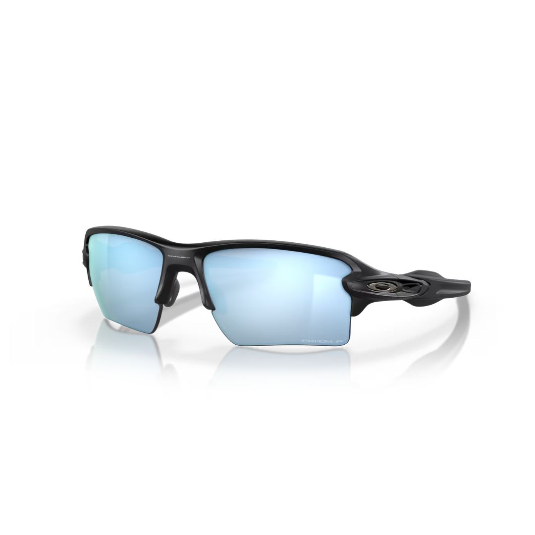 Une paire de lunettes de soleil de sport noires élégantes avec des verres réfléchissants bleus sur fond blanc. Ces lunettes de soleil ont un logo distinctif sur le côté et un design moderne et sportif.