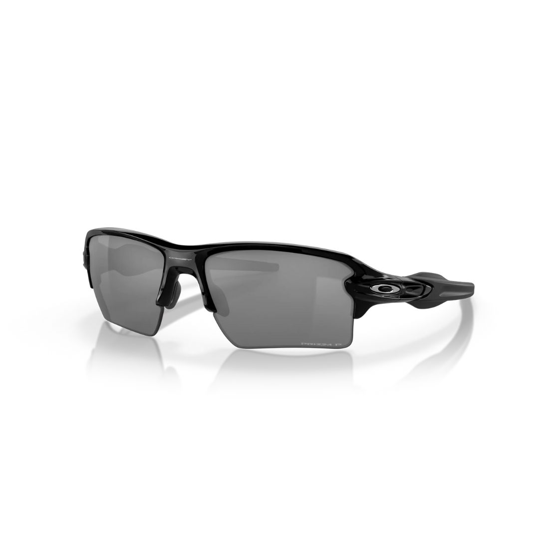 Lunettes de soleil de sport noires élégantes avec une finition mate et des verres rectangulaires foncés. La monture présente un logo discret sur le côté et présente un design moderne et aérodynamique. Les lunettes de soleil se détachent sur un fond blanc uni.