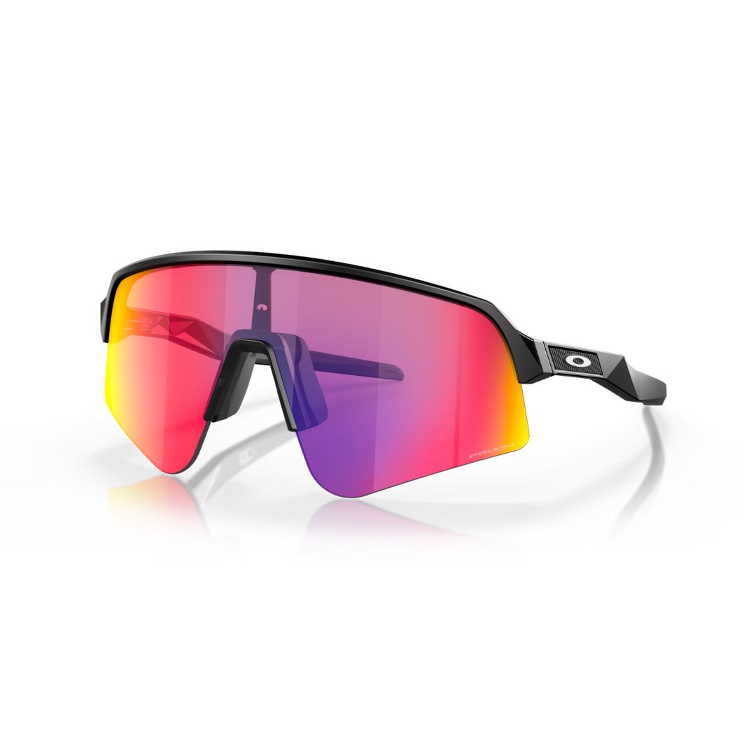 Les lunettes de soleil SUTRO LIGHT SWEEP sont dotées d'un verre unique enveloppant présentant un dégradé de rouge, d'orange et de violet, ainsi que d'une monture noire rehaussée du logo Oakley sur les branches.