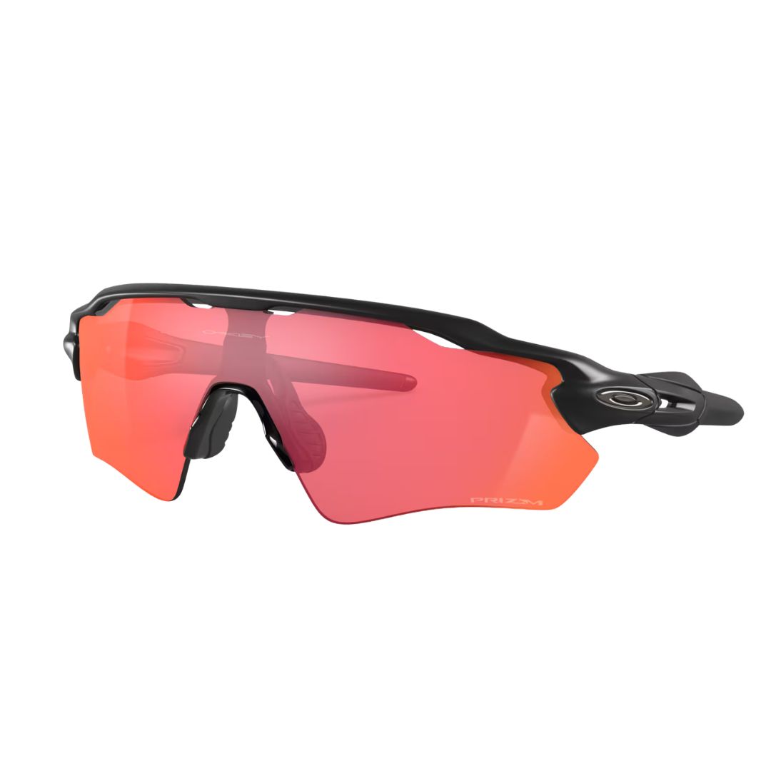 Les lunettes de soleil LUNETTE OAKLEY RADAR EV PATH (PRIZM TRAIL TORCH / MATTE BLACK) sont des lunettes de soleil sportives dotées d'une monture noire mate, de grands verres Prizm Trail Torch miroités rouge-orange, d'un design semi-cerclé et de plaquettes nasales confortables.