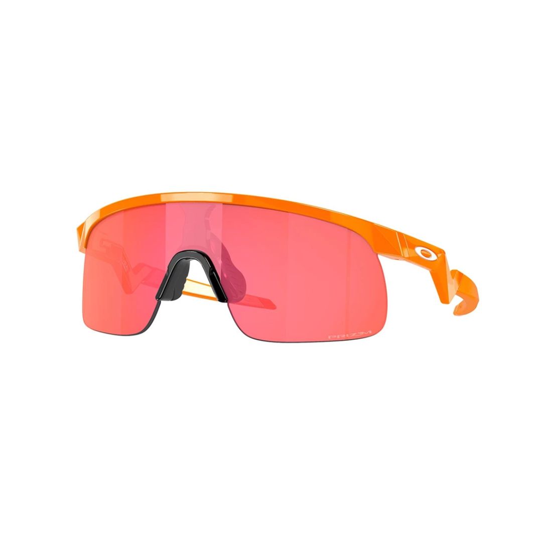 Lunettes de soleil de sport orange avec verres rouges surdimensionnés et petit pont de nez noir. Le design est épuré et moderne, idéal pour les activités sportives.