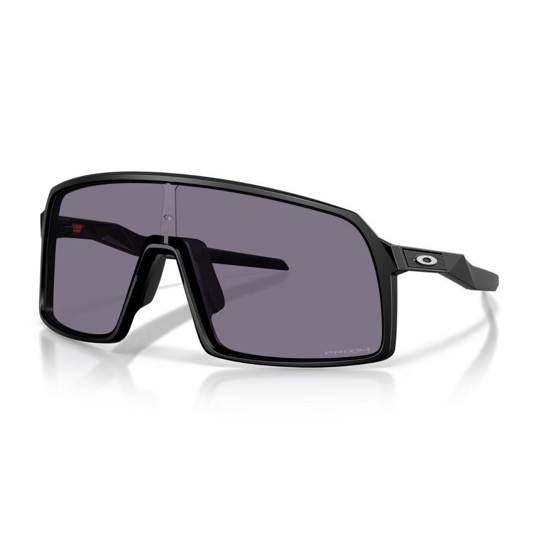 Le modèle SUTRO MATTE CARBON se présente sous la forme de lunettes de soleil noires aux lignes épurées et de grande taille, dotées d'un unique verre large aux teintes foncées, d'une monture angulaire et du logo Oakley sur la branche.