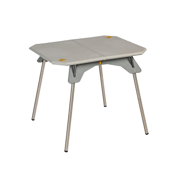 Une table portable et pliable avec un plateau rectangulaire gris clair et quatre pieds en métal, idéale pour l'extérieur ou le camping. Elle est dotée de charnières centrales pour un pliage facile et de touches de jaune aux angles.