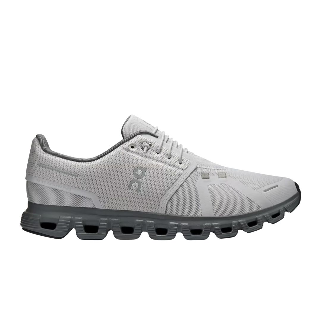 La CLOUD 6 M est une chaussure de sport gris clair avec une tige en maille, une fermeture à lacets et une semelle segmentée gris foncé, présentée de profil sur un fond blanc.