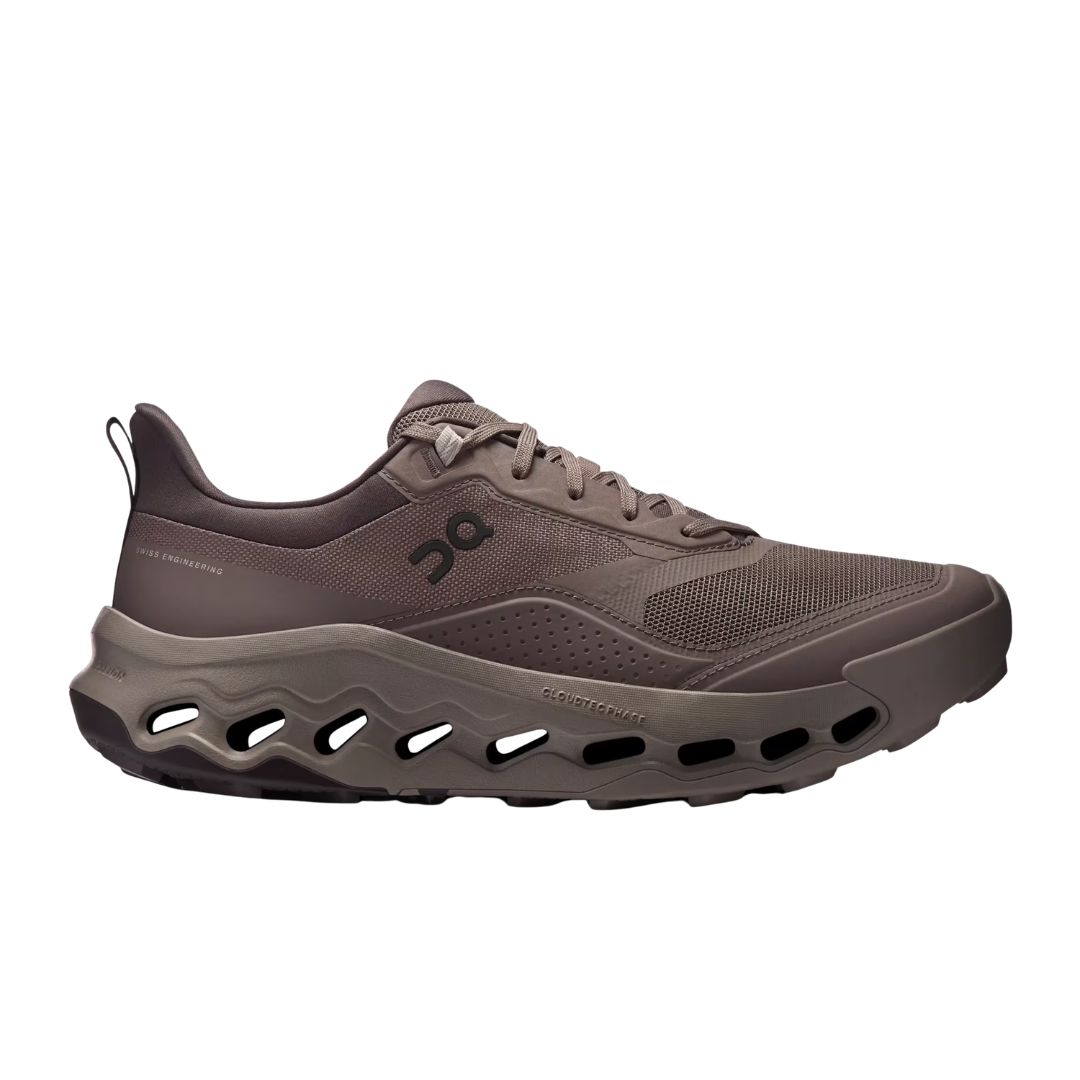 La CLOUDHORIZON 2 M est une chaussure de sport marron avec une tige en maille, une semelle épaisse avec des découpes uniques et le logo de la marque "On" sur le côté.