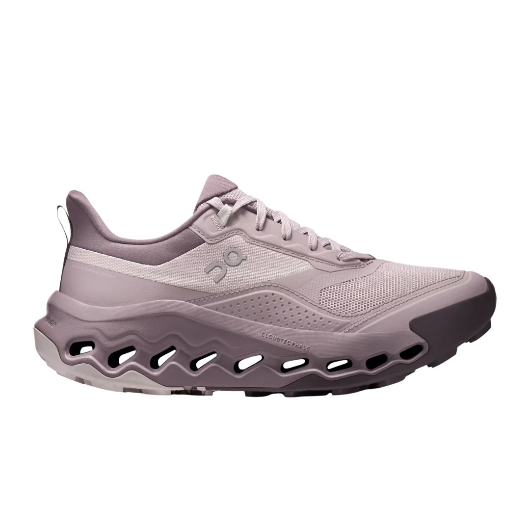 La CLOUDHORIZON 2 W est une chaussure de sport violet clair avec une tige en maille, un design à lacets, une semelle ondulée et évidée, et le logo "On" sur le côté pour un look moderne et léger.