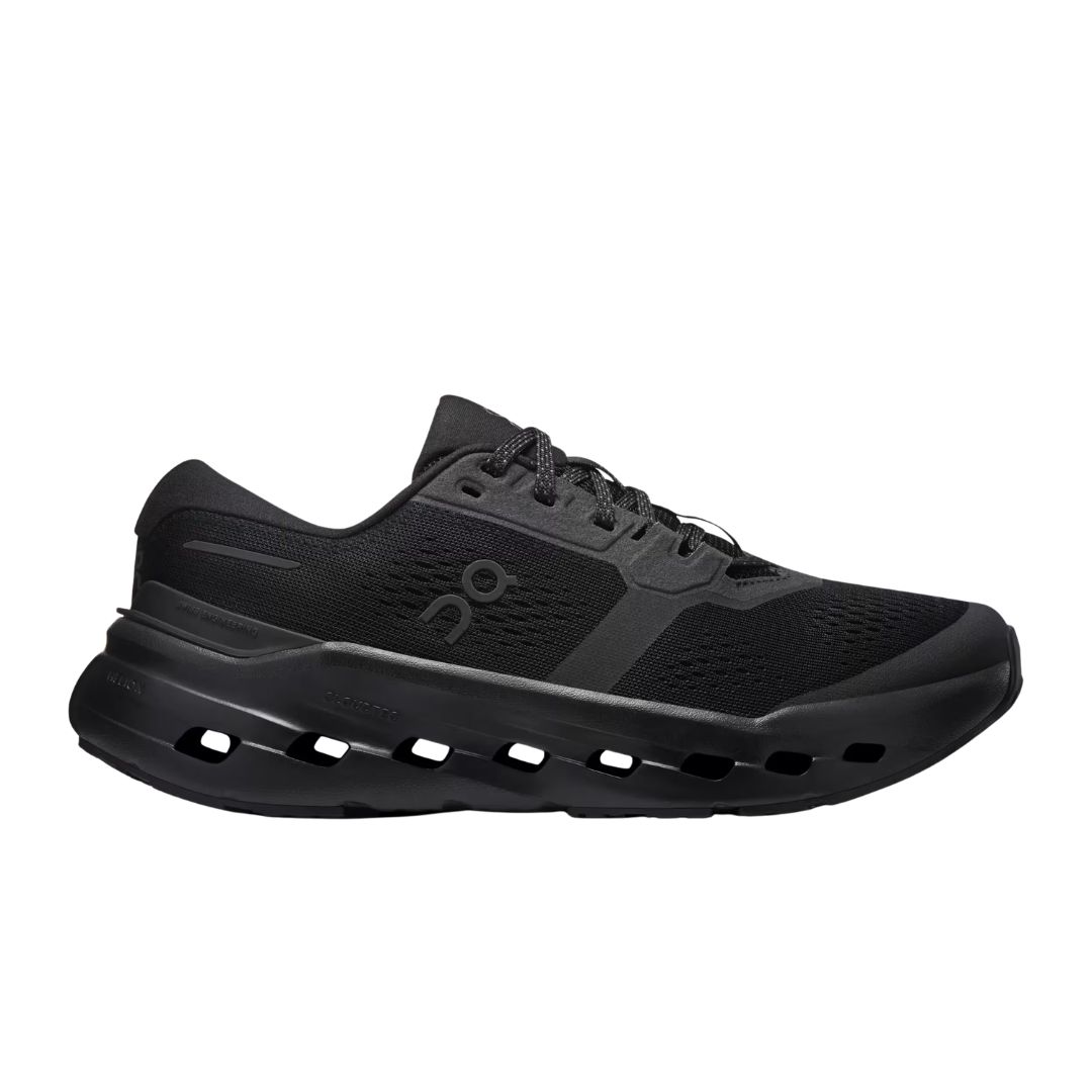 La CLOUDRUNNER 3 M est une chaussure de course athlétique noire avec une tige en maille, un laçage à l'avant et une semelle épaisse et amortie avec des découpes horizontales distinctives.