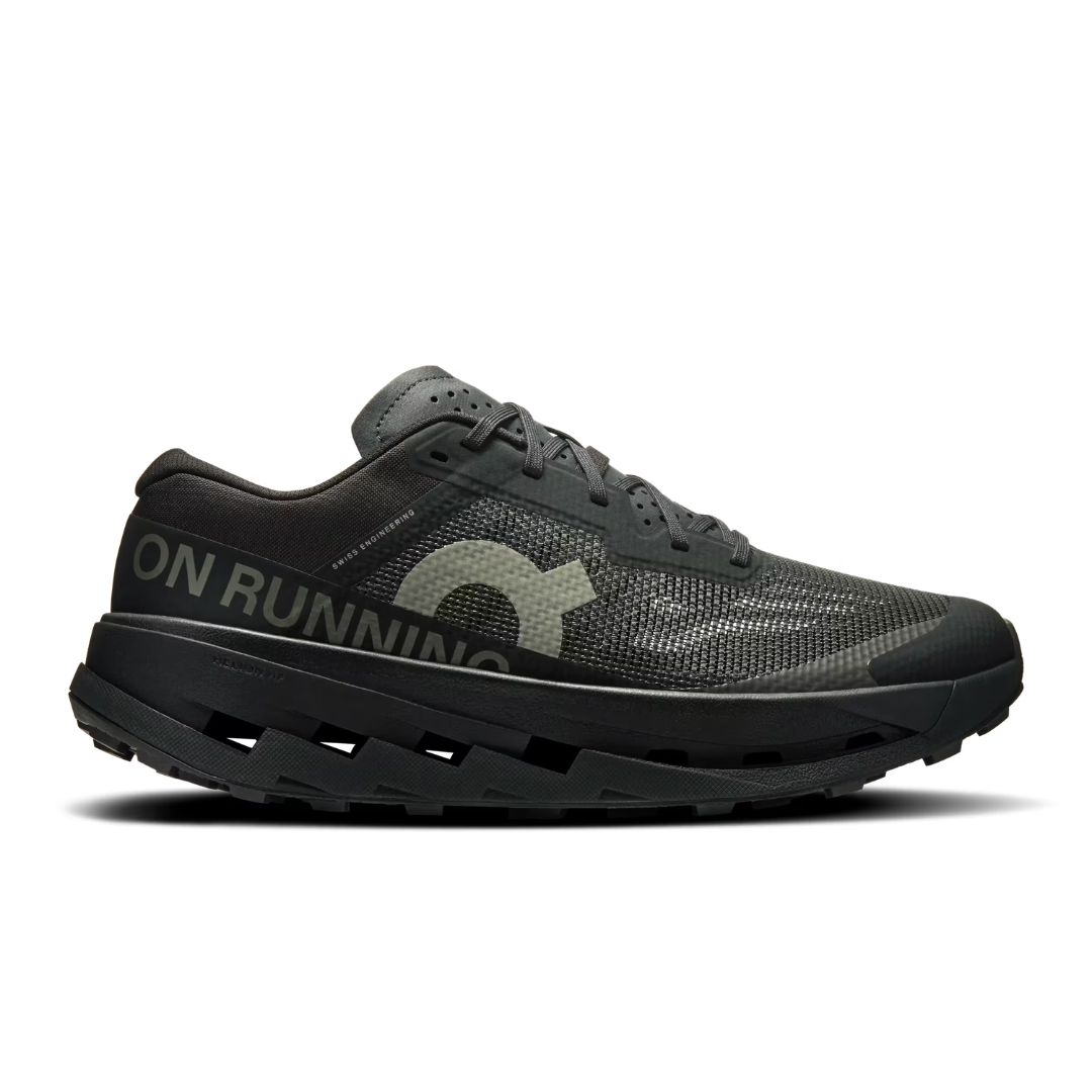 La CLOUDULTRA 3 M est une chaussure de sport On Running noire avec une tige en mesh, un marquage audacieux sur le côté et une semelle épaisse et rainurée pour la course, présentée de profil sur fond blanc.