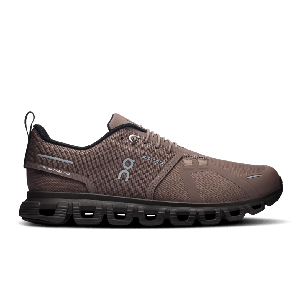 Vue de profil de la CHAUSSURE URBAINE ON CLOUD 6 WATERPROOF POUR FEMME de couleur marron, mettant en valeur sa semelle noire, le logo « On », sa texture en maille et son système de laçage, le tout sur un fond blanc uni.