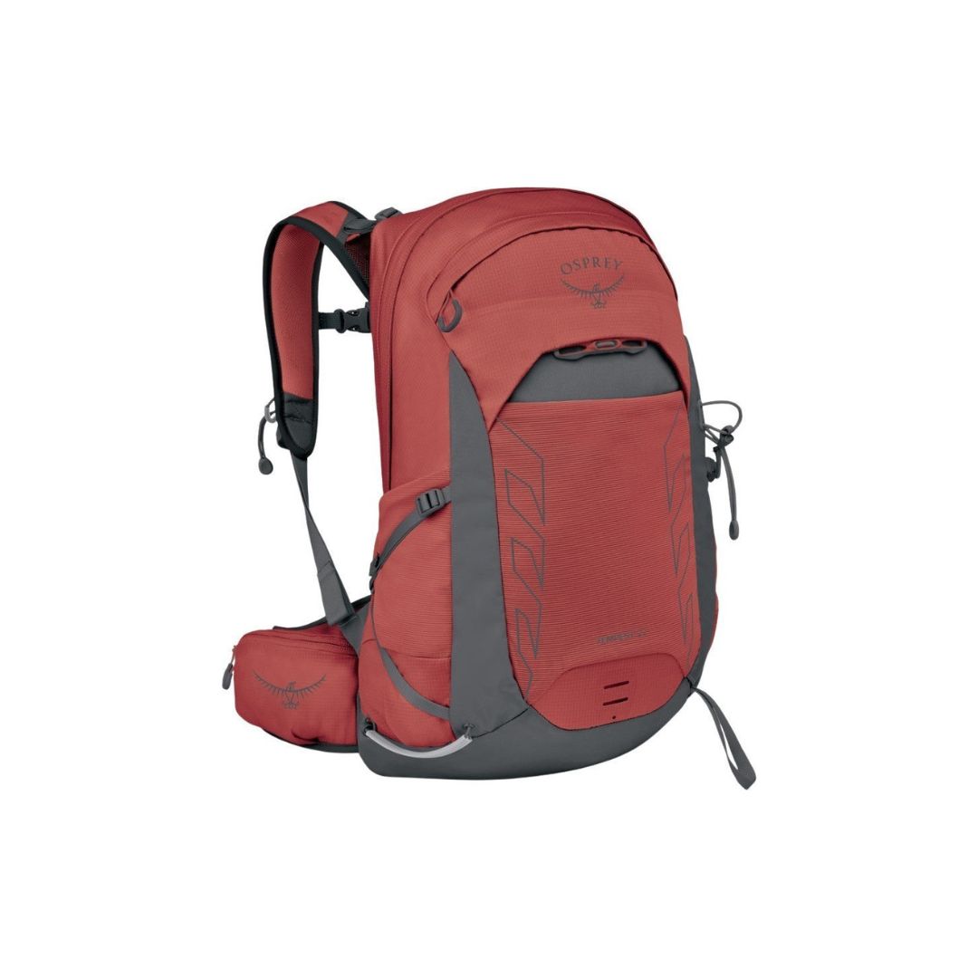 Un sac à dos de randonnée rouge et gris avec plusieurs compartiments à fermeture éclair, des bretelles réglables et une ceinture de hanches rembourrée, sur fond blanc.