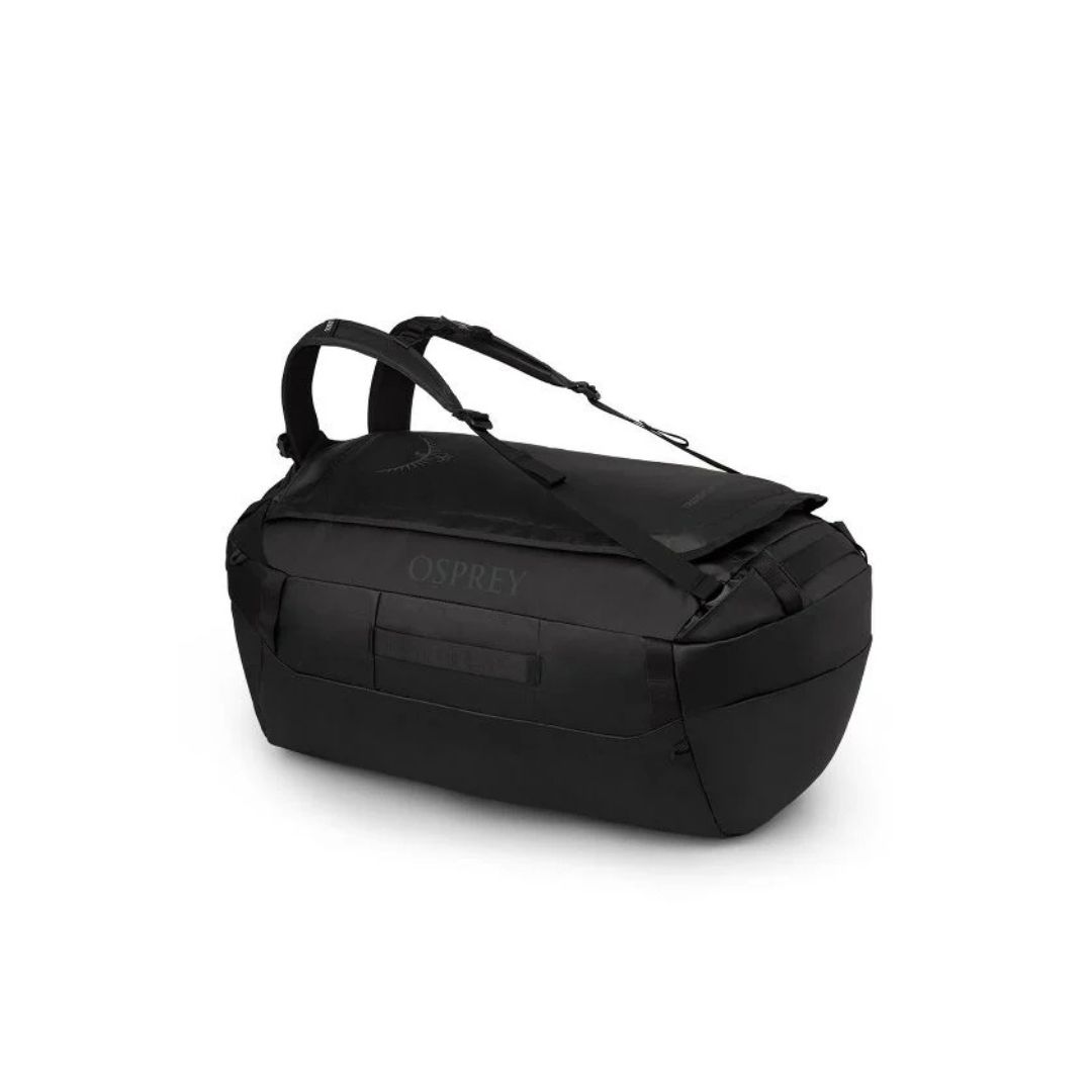 Le TRANSPORTER DUFFEL 65 est un sac Osprey noir avec une poignée supérieure et des bretelles, présenté sur fond blanc. Durable et polyvalent, il est conçu pour les voyages et les aventures en plein air.