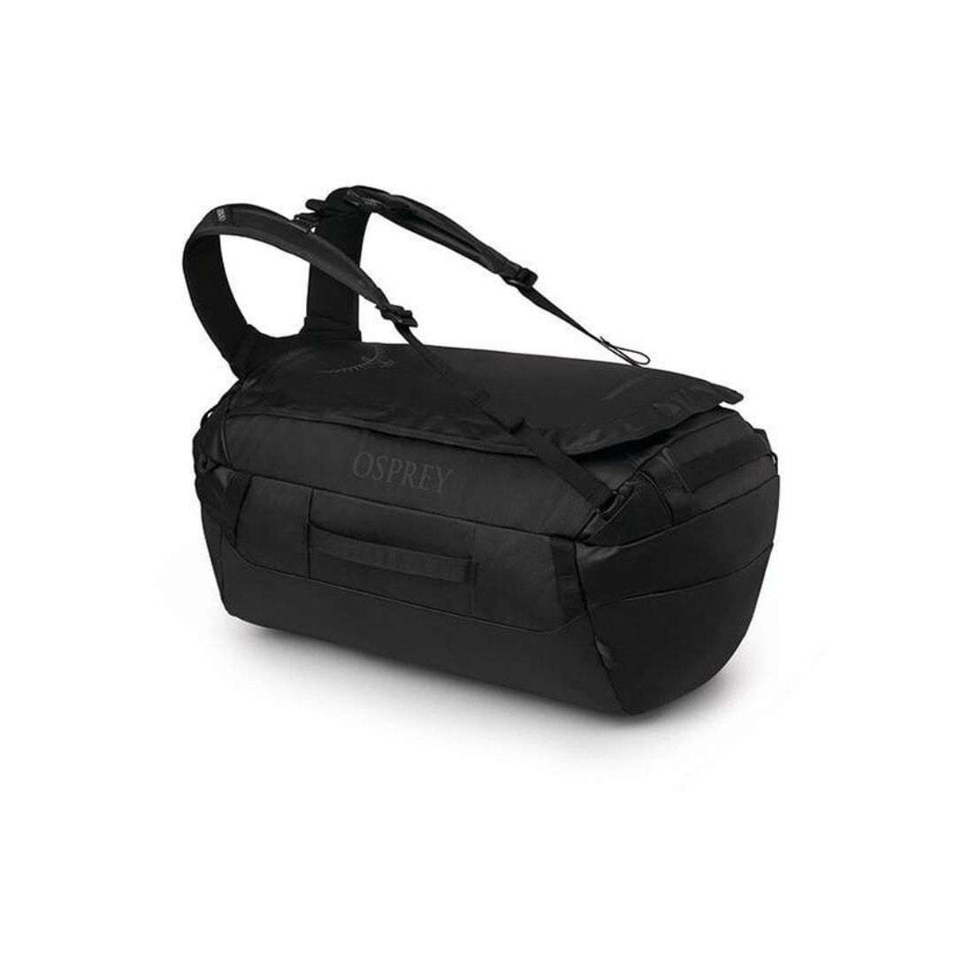 Le SAC DUFFEL OSPREY TRANSPORTER 40, de couleur noire, est doté de bretelles, de poignées latérales et d'une fermeture à glissière sur fond blanc.