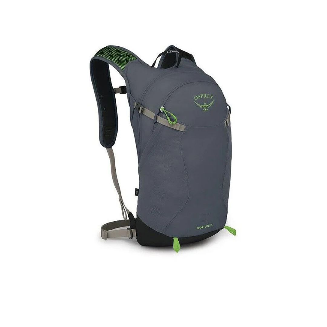Le SAC DE RANDONNÉE OSPREY SPORTLITE 15 est un sac à dos gris avec des accents verts, des bretelles rembourrées, une sangle de poitrine et des fermetures à boucle. Le logo Osprey apparaît sur le devant sur un fond blanc uni.