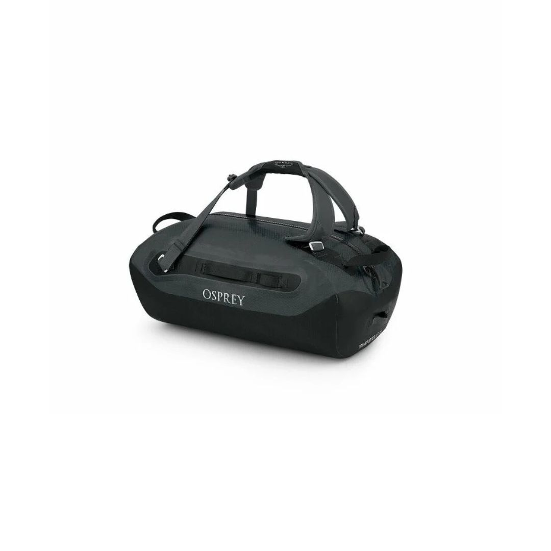 Un Osprey TRANSPORTER WP DUFFEL 40 noir avec des poignées et une bandoulière réglable, présenté sur un fond blanc.