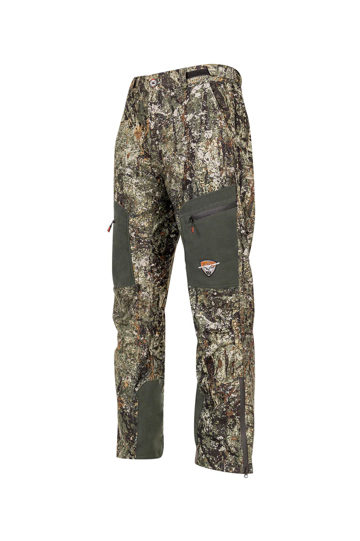 Pantalon de chasse camouflage aux nuances de vert et de marron avec un motif d'écorce d'arbre. Le pantalon est doté de plusieurs poches zippées, de renforts aux genoux et d'un patch logo sur la cuisse gauche.