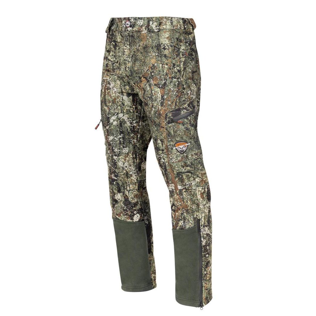 Pantalon de chasse camouflage avec un mélange de motifs verts, marron et beiges. Le pantalon est doté de plusieurs poches zippées et d'un tissu renforcé sur le bas des jambes pour une durabilité accrue. Un petit patch logo est visible sur la cuisse gauche.